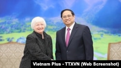 Bộ trưởng Tài chính Mỹ Janet Yellen bắt tay Thủ tướng Việt Nam Phạm Minh Chính khi gặp mặt tại Hà Nội trong chuyến thăm của bà tới đây hôm 20/7.