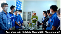 Các đăng kiểm viên tạ một trung tâm đăng kiểm tỉnh Bắc Ninh đang nghe công an đọc lênh bắt tạm giam 