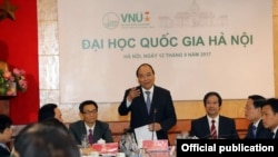 Thủ tướng Nguyễn Xuân Phúc thăm Đại học Quốc gia Hà Nội ngày 12/9/2017. (Ảnh chụp từ báo Tuổi Trẻ)