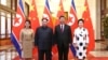 Lãnh tụ Triều Tiên Kim Jong Un và phu nhân Ri Sol Ju chụp ảnh lưu niệm với Chủ tịch Trung Quốc Tập Cận Bình và phu nhân Bành Lệ Viên tại Đại Sảnh đường Nhân dân ở Bắc Kinh, Trung Quốc, ngày 28/3/18.