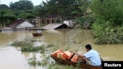 Các tỉnh miền Trung VIệt Nam thường hay gánh chịu bão lụt. Hình ảnh minh họa là một ngôi làng ở Hà Tĩnh bị cô lập trong trận lụt hồi năm 2010