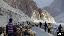 پاکستان میں چین کی مدد سے نقل و حمل کے ذرائع کو ترقی دی جا رہی ہے۔ قرارقرم ہائی وے۔ فائل فوٹو