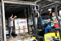 Đưa lô hàng lên xe tải. Ảnh USAID Vietnam Twitter.