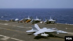 Chiến đấu cơ F-18 đáp xuống hàng không mẫu hạm USS Carl Vinson sau cuộc tuần tra ở Biển Đông ngày 3/3/2017.