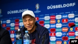 Yıldız futbolcu Mbappé, "Bizler fark yaratabilecek bir nesiliz, aşırı uçların iktidarın kapısını çaldığını görebiliyoruz ve ülkemizin geleceğini şekillendirme fırsatına sahibiz" dedi.
