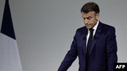 Macron, Elysee Sarayı’nın hemen yakınındaki Pavillon Cambon Capucines salonunda, hükümet üyelerinin ve çok sayıda gazetecinin katılımıyla bir basın toplantısı düzenledi, Meclis'i feshetme ve erken seçime gitme kararının gerekçelerini değerlendirdi. 