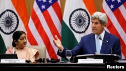 Ngoại trưởng Mỹ John Kerry (phải) và Bộ trưởng Ngoại giao Ấn Độ Sushma Swaraj tại 1 cuộc họp báo chung ở New Delhi, Ấn Độ, 30/8/2016.