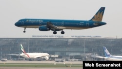 Vietnam Airlines tuyên bố sẽ tạm dừng khai thác đường bay đến Nga từ 25/3 “do vấn đề bảo hiểm phương tiện và hoạt động khai thác bay”. 