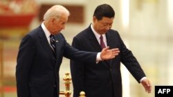 Tư liệu: Ông Biden - lúc đó là Phó Tổng thống Mỹ, và ông Tập Cận Bình, thời đó là Phó Chủ tịch TQ tại lễ chào mừng phái đoàn Mỹ tại Đại sảnh đường nhân dân ở Bắc Kinh ngày 18/8/2011. (Photo by PETER PARKS / AFP)